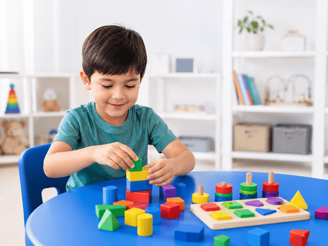 Niño jugando en una actividad terapéutica
